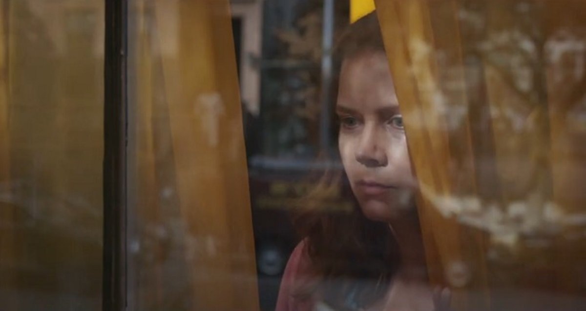 Кадр из фильма "Женщина в окне" 2020 года