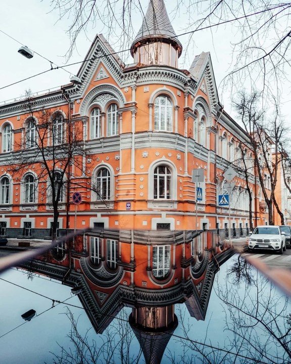 И даже безмолвные здания любуются своим отражением. Фото: @manekimell И даже безмолвные здания любуются своим отражением. Фото: @manekimell