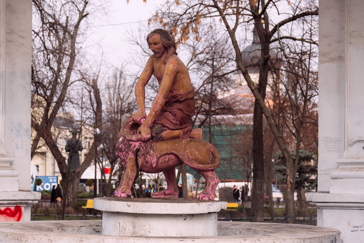 После выходки вандалов Самсон изменил цвет После выходки вандалов Самсон изменил цвет