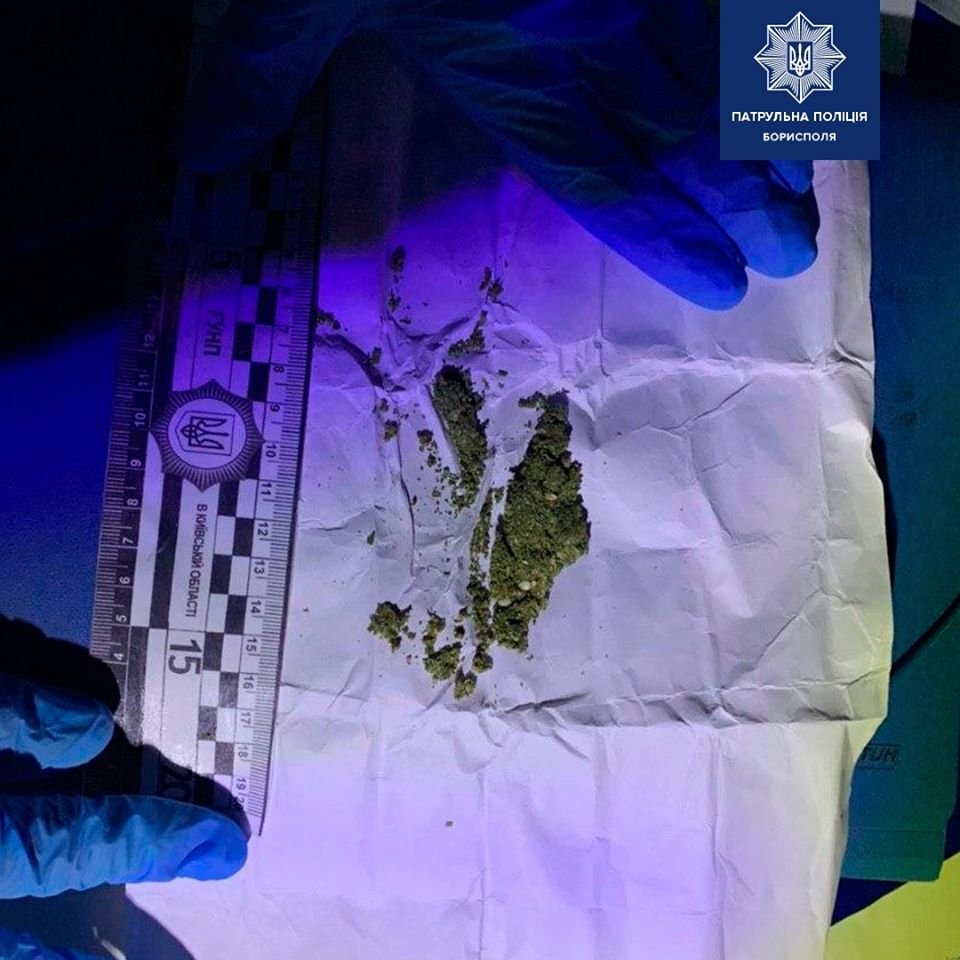 Он вел себя неадекватно, а в салоне машины нашли наркотики