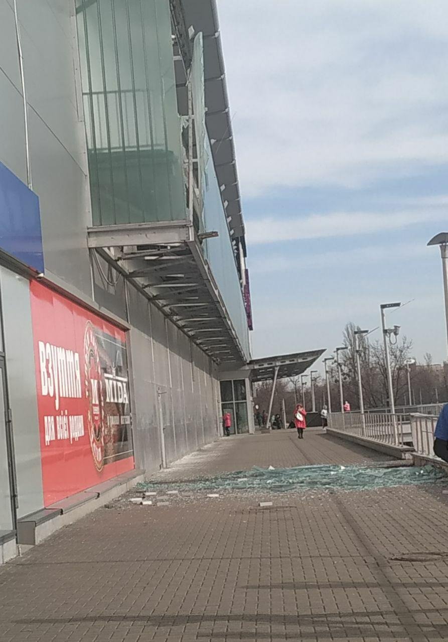 В Киеве в ТРЦ "Квадрат" стеклянная панель упала на пешеходную зону В Киеве в ТРЦ "Квадрат" стеклянная панель упала на пешеходную зону