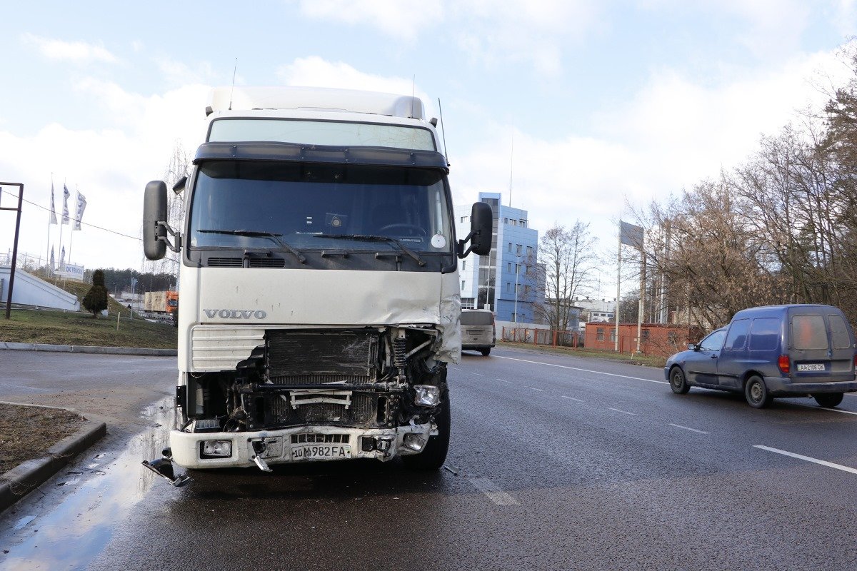Под Киевом недалеко от населенного пункта Пролески произошло жуткое ДТП с участием двух автомобилей Под Киевом недалеко от населенного пункта Пролески произошло жуткое ДТП с участием двух автомобилей