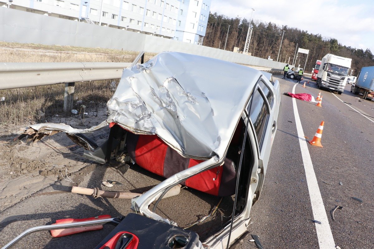 На улице Броварской, возле Фоззи, столкнулись «ВАЗ-21099» и фура Volvo На улице Броварской, возле Фоззи, столкнулись «ВАЗ-21099» и фура Volvo