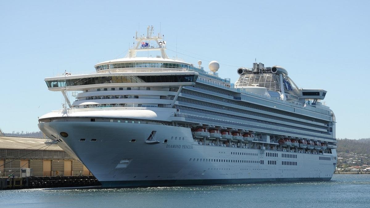 С лайнера Diamond Princess эвакуируют пожилых людей С лайнера Diamond Princess эвакуируют пожилых людей