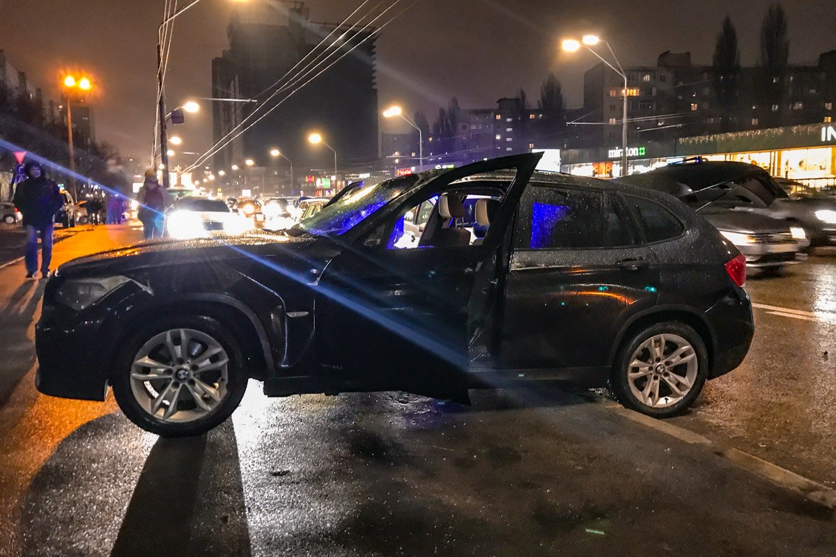 11 февраля в Киеве по адресу проспект Победы, 22 произошло ДТП с опрокидыванием