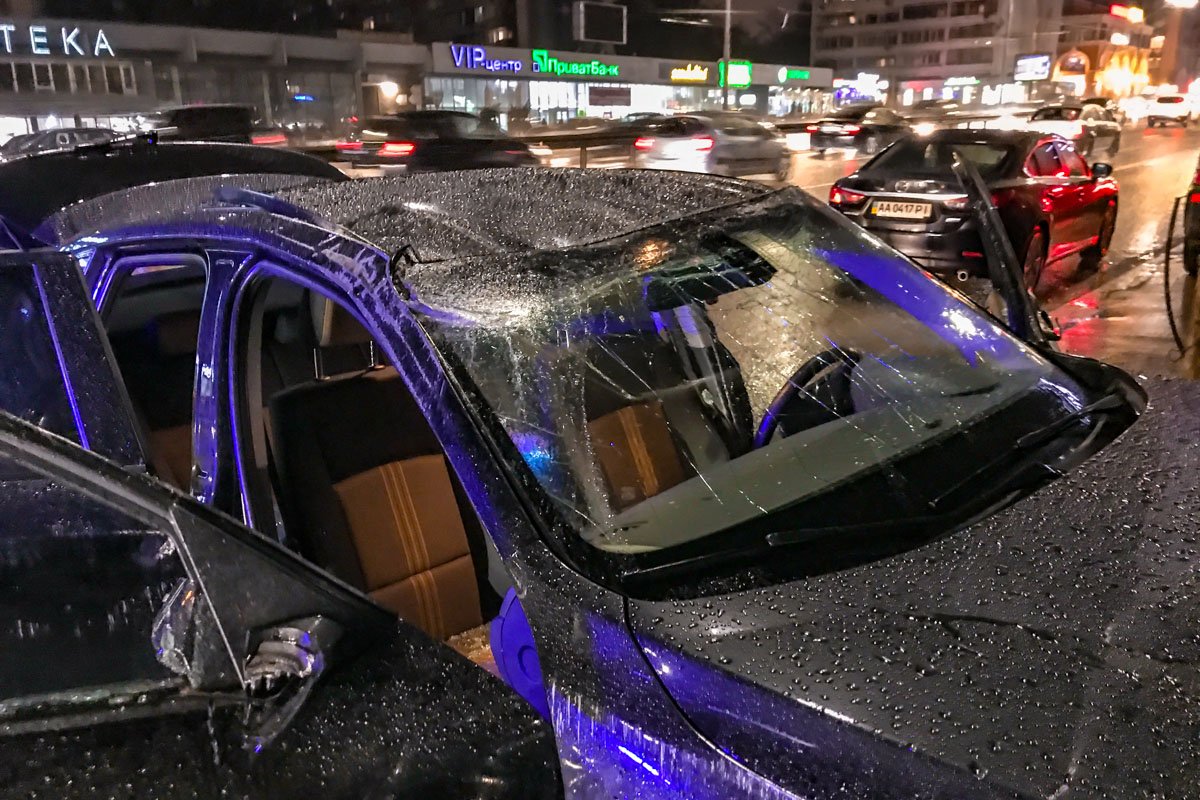 От удара BMW перевернулась, стала на колеса и перегородила полосу для общественного транспорта