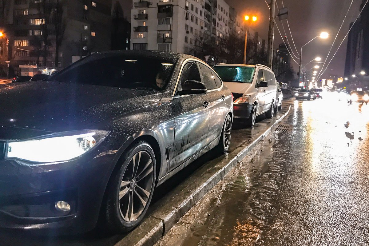 В это время Audi продолжила неуправляемое движение и зацепила две машины