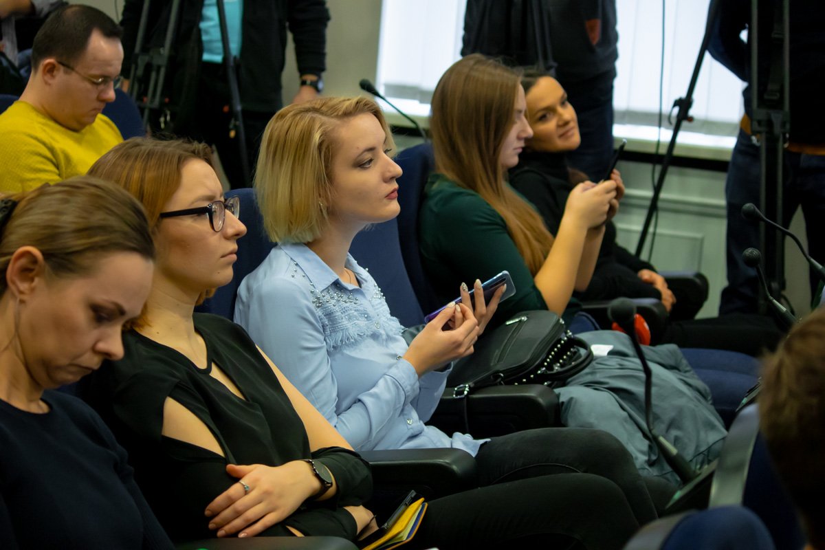 После речи, Ермак ответил лишь на пять вопросов журналистов и брифинг закончился После речи, Ермак ответил лишь на пять вопросов журналистов и брифинг закончился