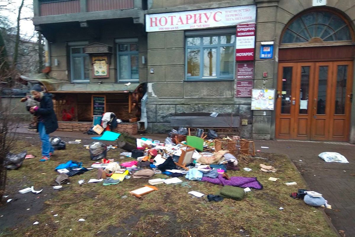 На Институтской девушка обиделась на бывшего и выбросила его вещи на улицу На Институтской девушка обиделась на бывшего и выбросила его вещи на улицу