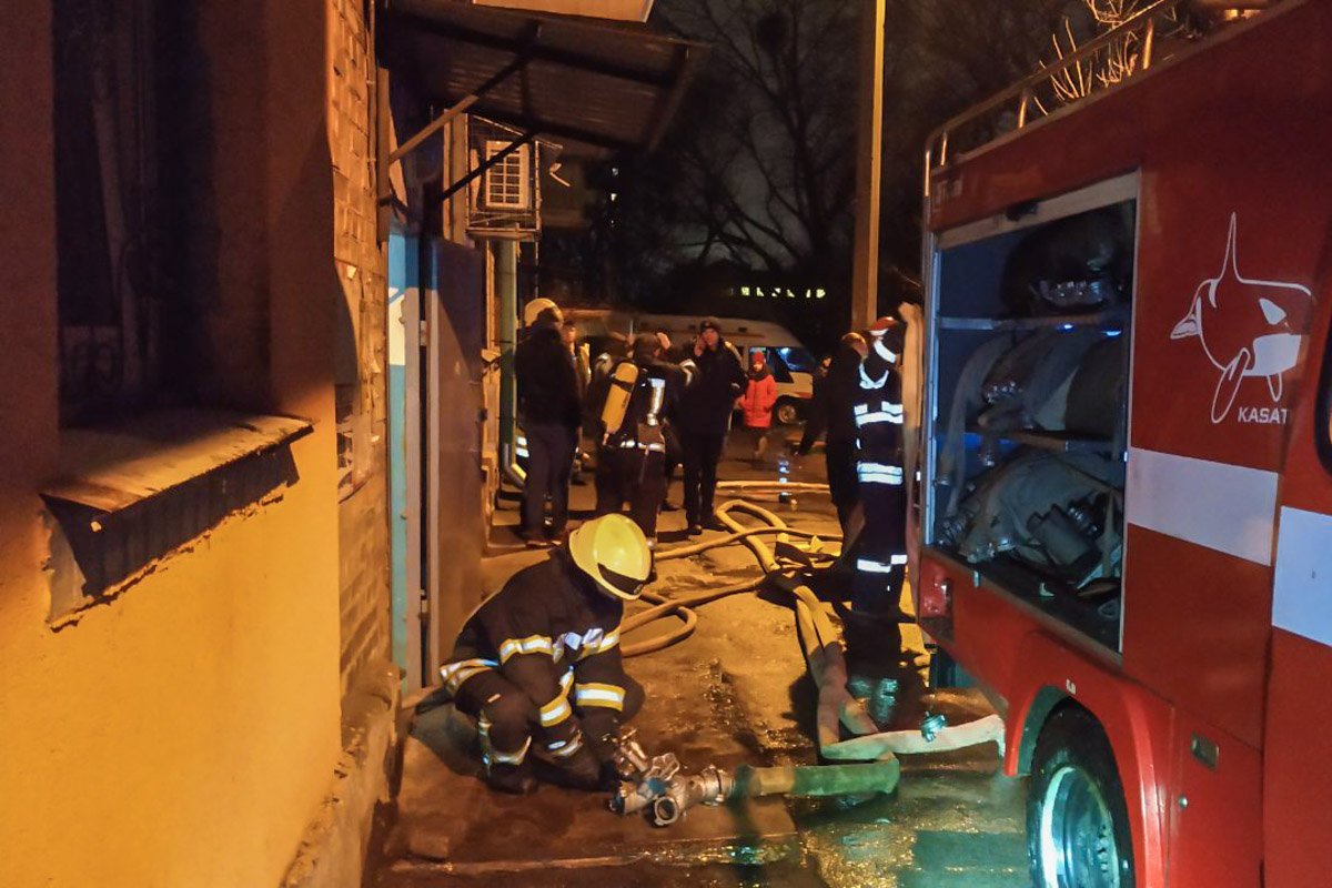 Горела квартира на втором этаже пятиэтажного дома Горела квартира на втором этаже пятиэтажного дома