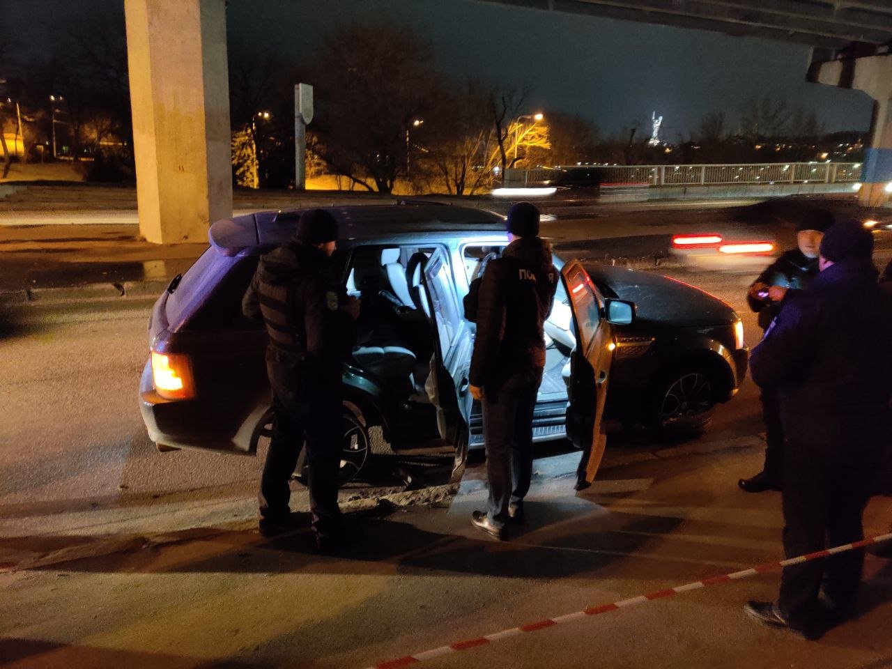 Водитель Range Rover пытался уехать с полицейским в салоне