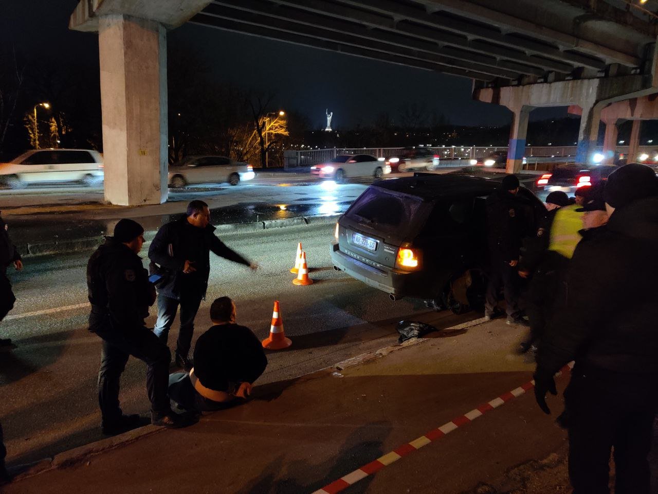 Чтобы остановить внедорожник, в машину стреляли