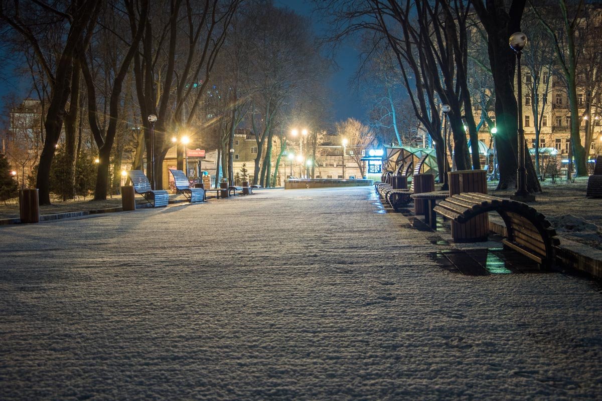 Сейчас дорожки в парке выглядят как чистый лист, который вскоре расчертят жители столицы