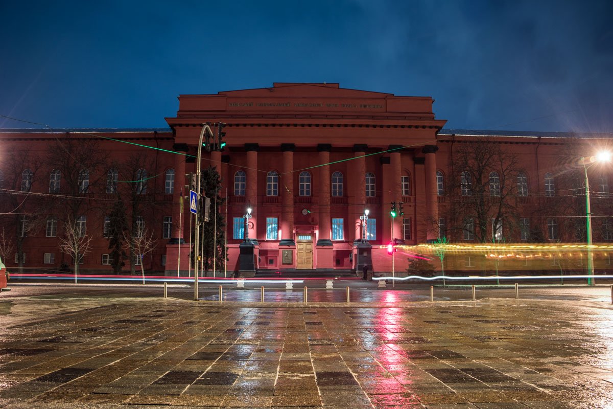 Да и окружение у парка не подкачало - КНУ и сам по себе выглядит словно сошедший с открытки