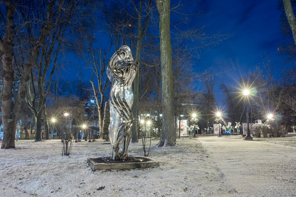 Укрывший все вокруг снег позволяет обновить перспективу взгляда на скульптуры