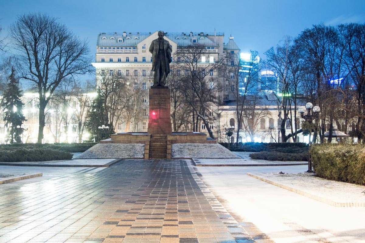 А вот так легендарный Кобзарь выглядит на границе дня и ночи