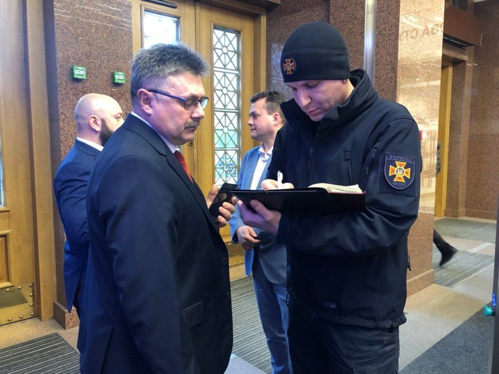 Со спасателями вышел пообщаться главный инженер Со спасателями вышел пообщаться главный инженер