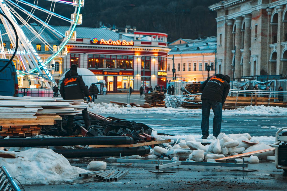 Новогодние иллюминации уже давно убрали, но ощущение чуда дарил арт-каток Новогодние иллюминации уже давно убрали, но ощущение чуда дарил арт-каток