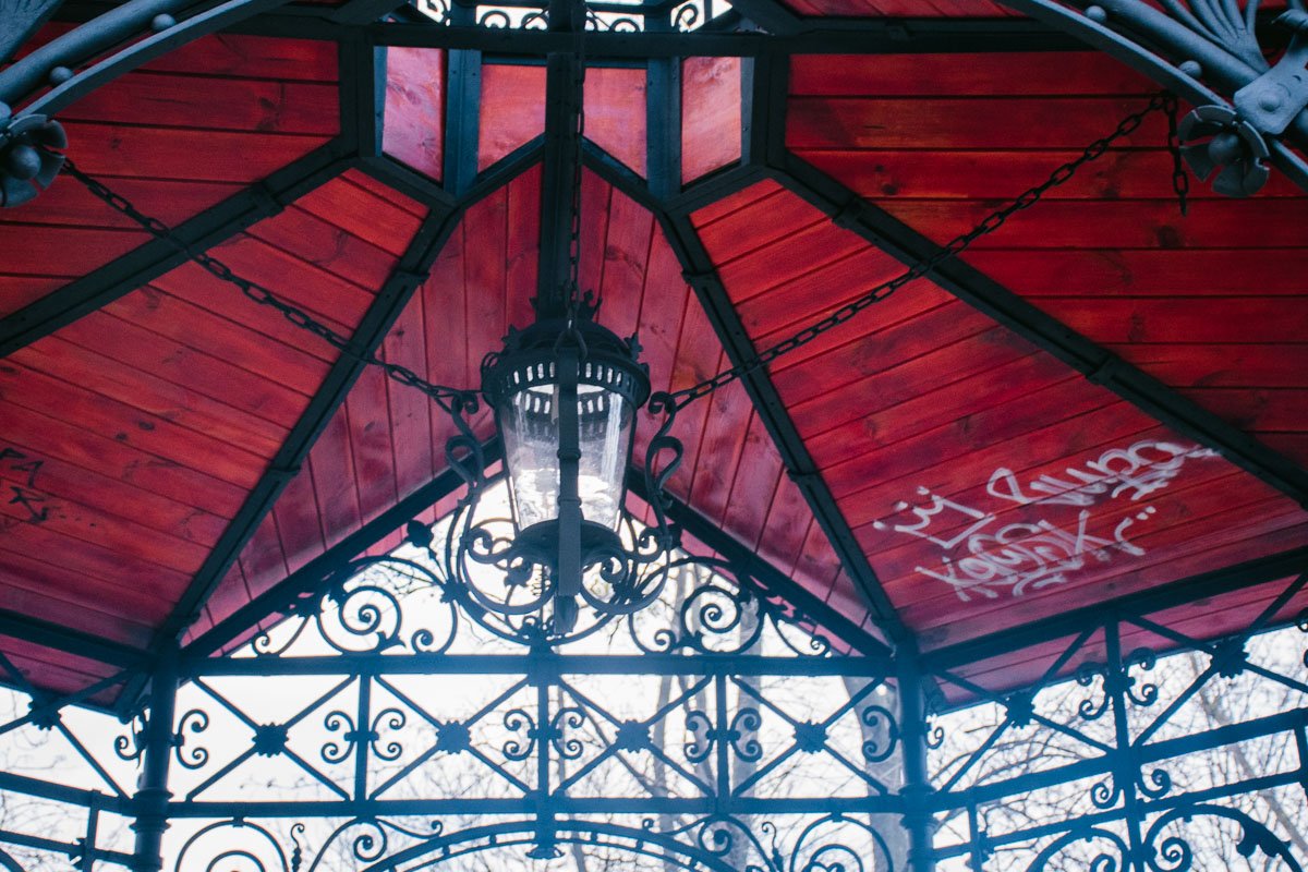 К теперешнему виду беседки явно притрагивалась рука вандала