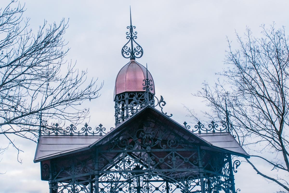 Беседка имеет один аналог, расположенный на Владимирской горке