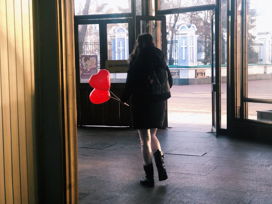 На один час киевский фуникулер стал транспортом любви и приятных эмоций