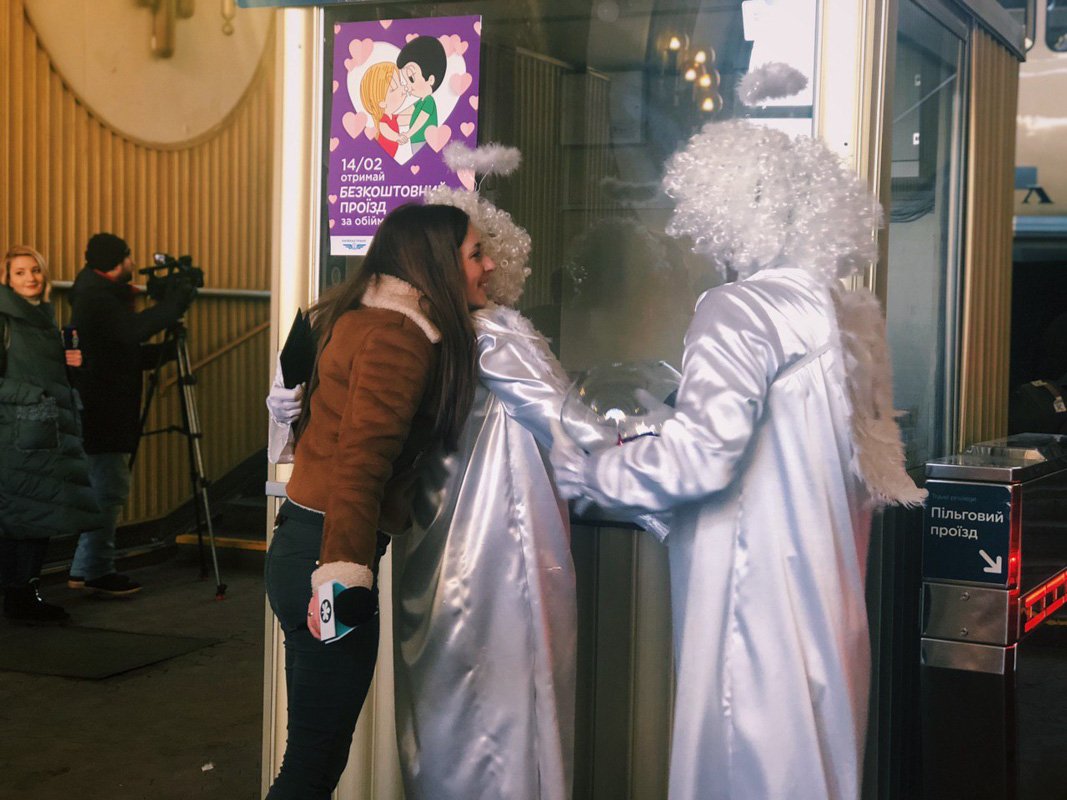 На входе пассажиров встречали два купидона, которые предлагали объятия, а также угощали каждого конфетами и дарили открытки с пожеланиями