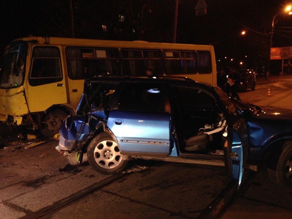 Также в больницу попали три человека из салона автобуса. Водитель легкового авто был пьян 