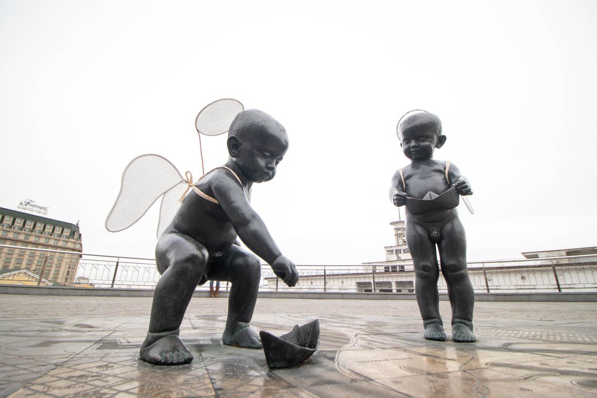 Так как тепло, малышей решили полностью не одевать