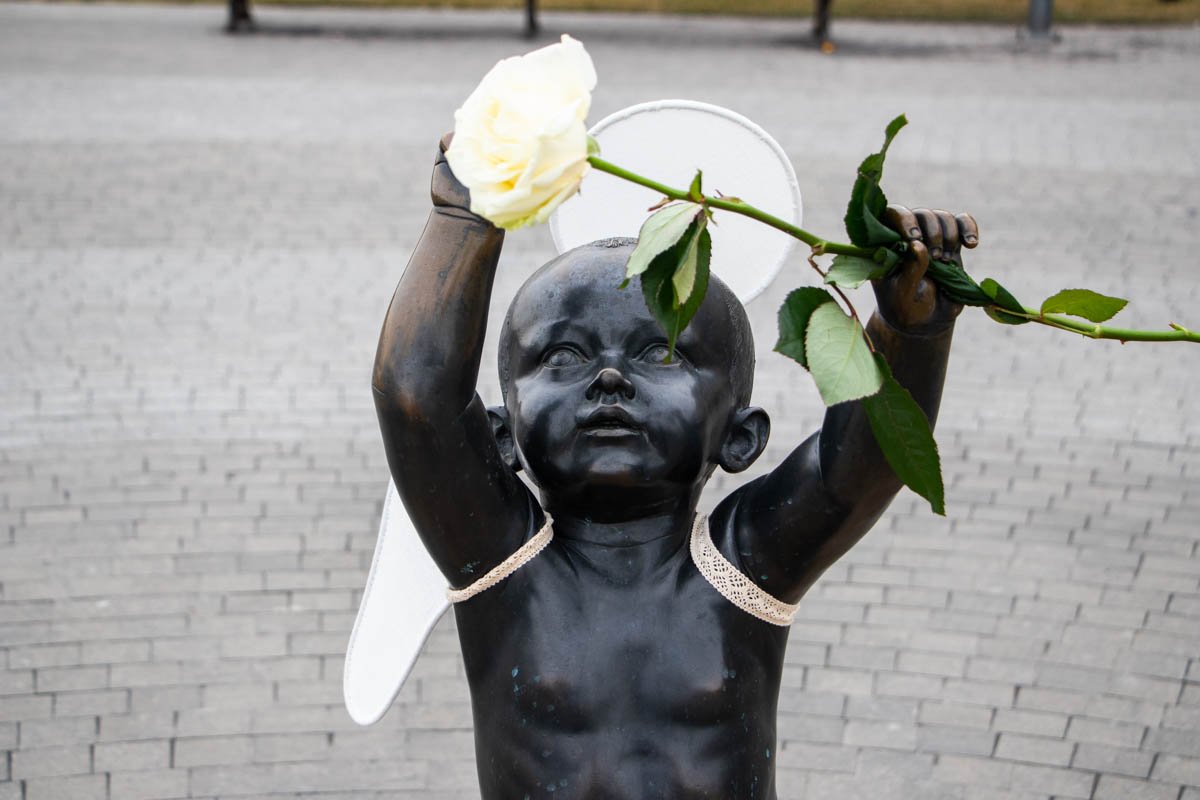 Милый малыш и милый цветочек