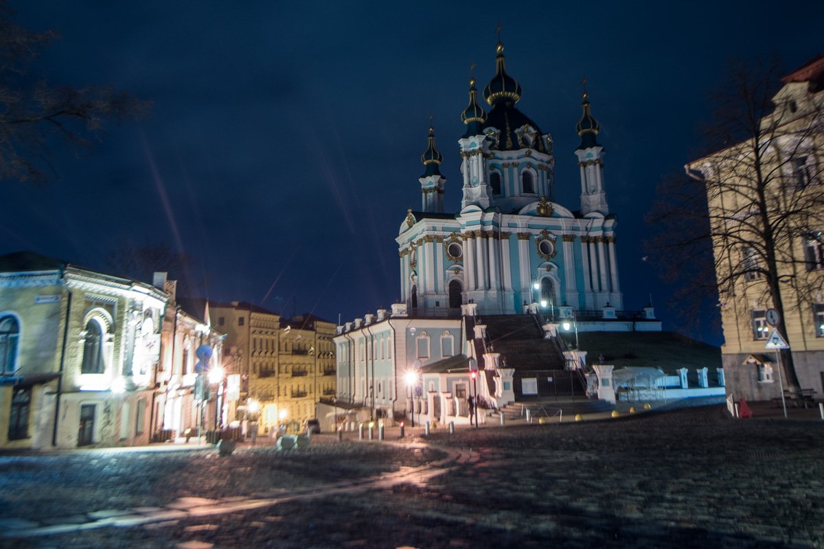 Андреевской церкви не нужны фонари, она и так сияет