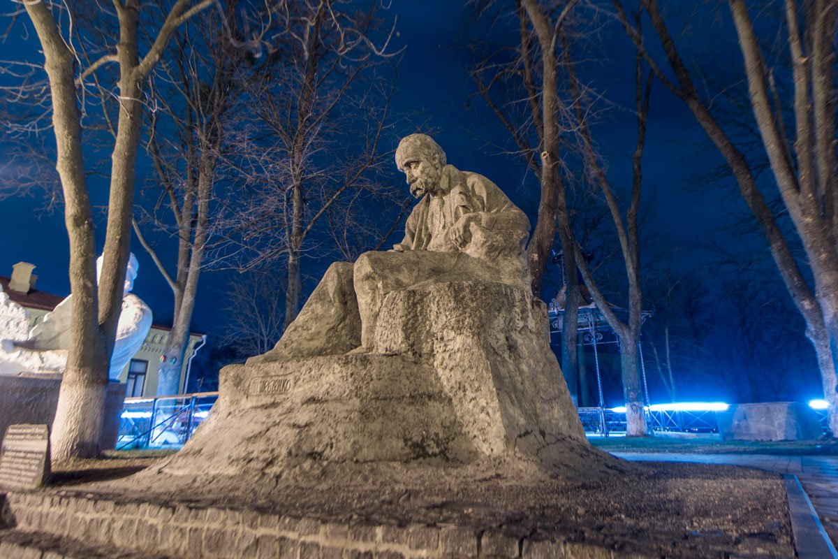 Ночью можно встретить печального Кобзаря