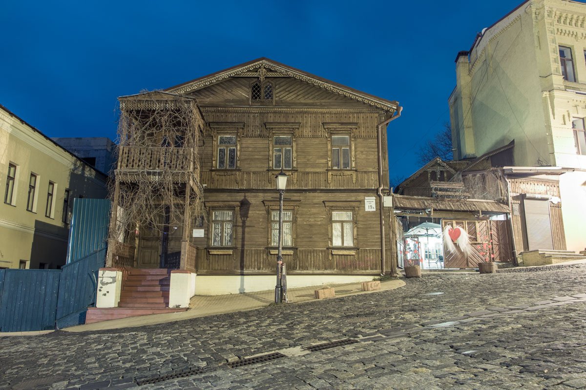 Интересно, кому раньше принадлежал такой дом