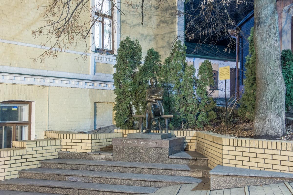 На каждом шагу здесь вас кто-то ожидает :)