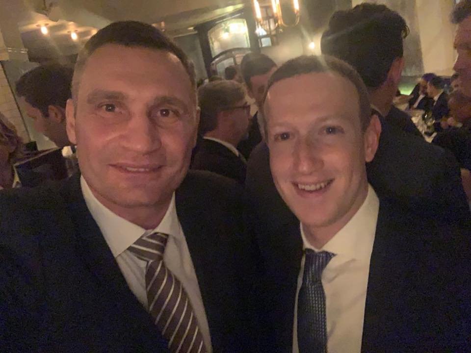 А Виталий Кличко рассказал, что впервые о фотографии попросил он, а не его