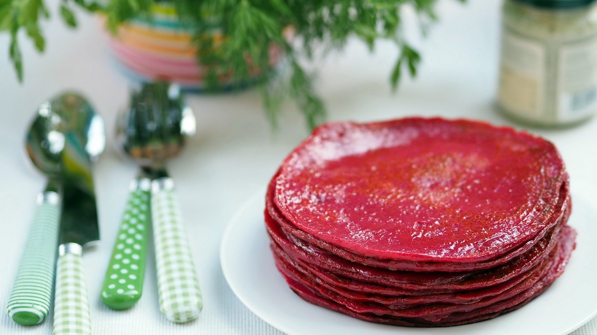 Свекольные блины как минимум выглядят необычно