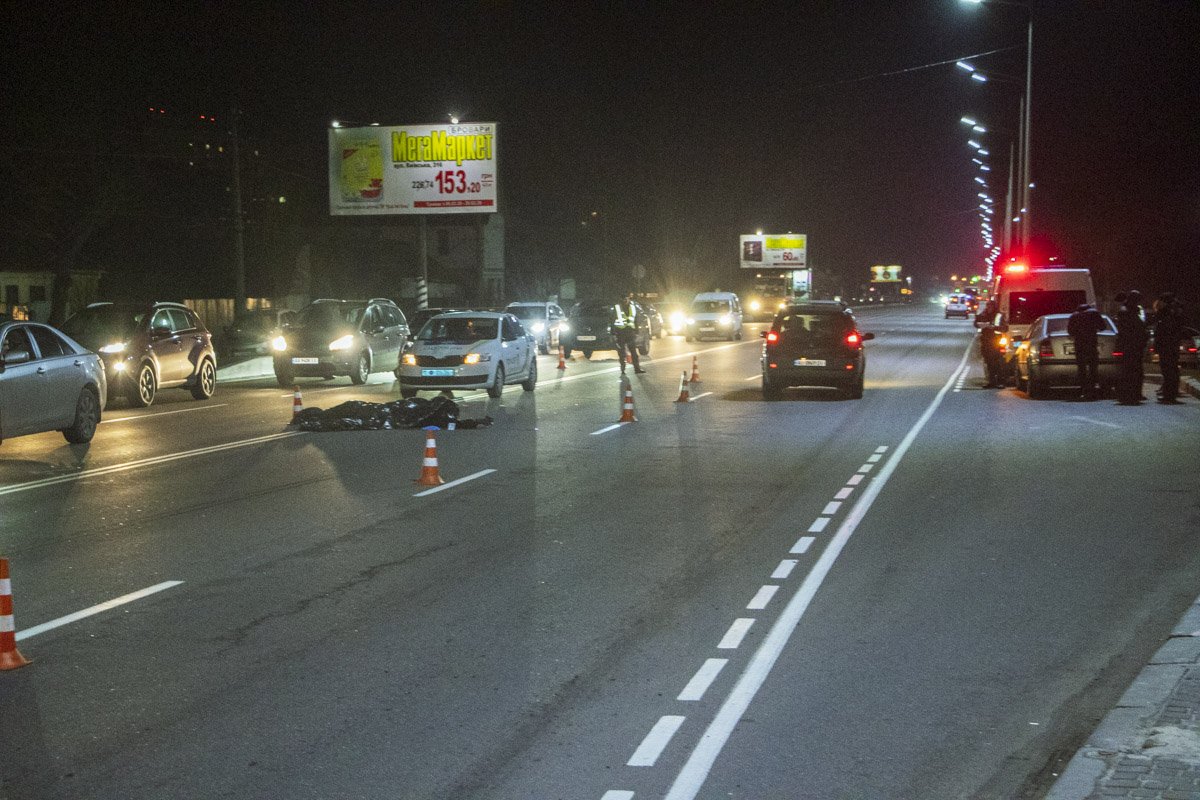 Под Киевом в городе Бровары на улице Киевской произошло смертельное ДТП с участием автомобиля Nissan Almera и пешеходов