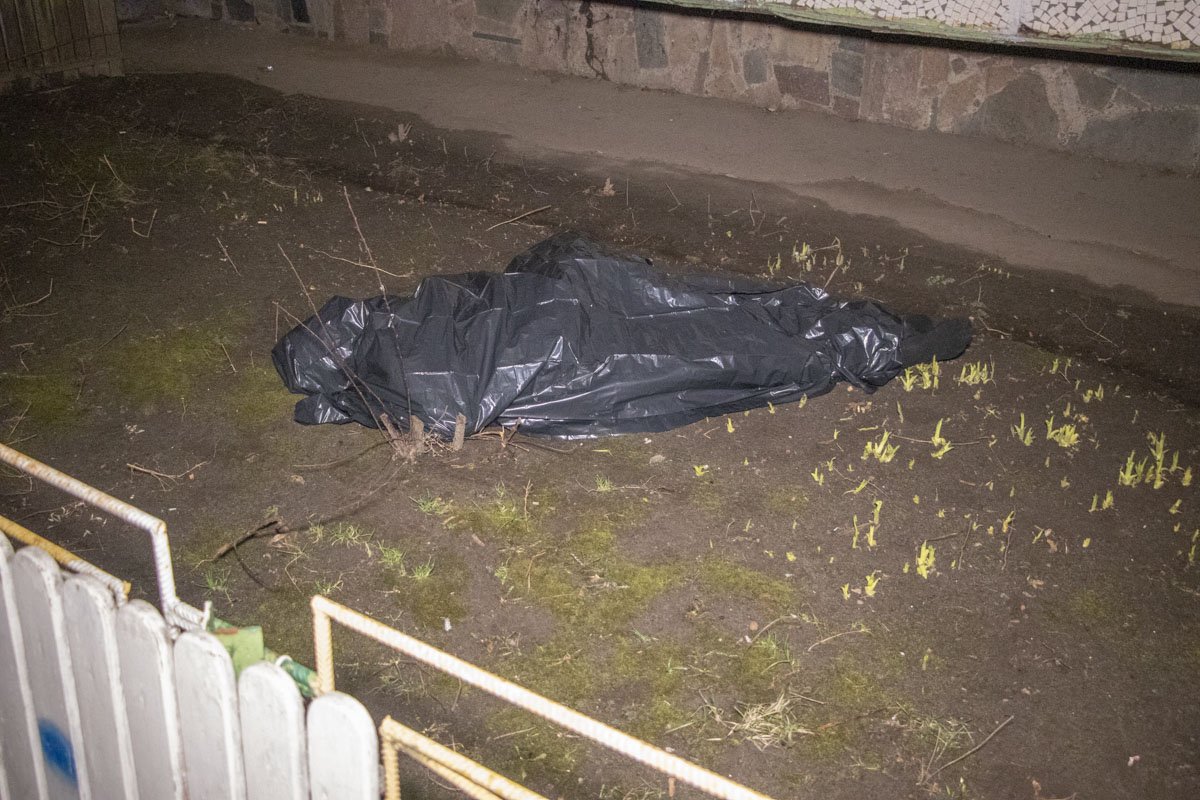 Смерть наступила в результате падения с 7 этажа Смерть наступила в результате падения с 7 этажа