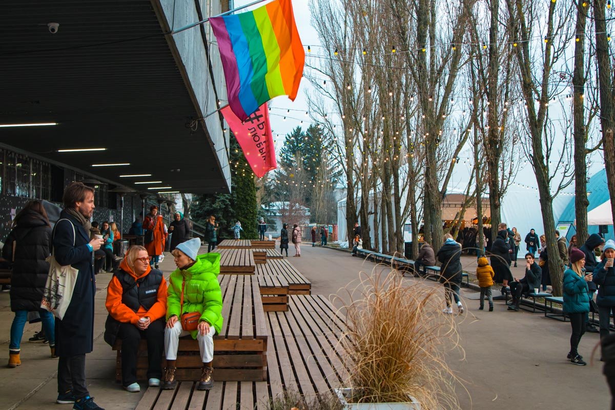 Не хватало только аттракционов на улице, но кататься на них все равно было бы холодно, а внутри и без того было чем заняться Не хватало только аттракционов на улице, но кататься на них все равно было бы холодно, а внутри и без того было чем заняться