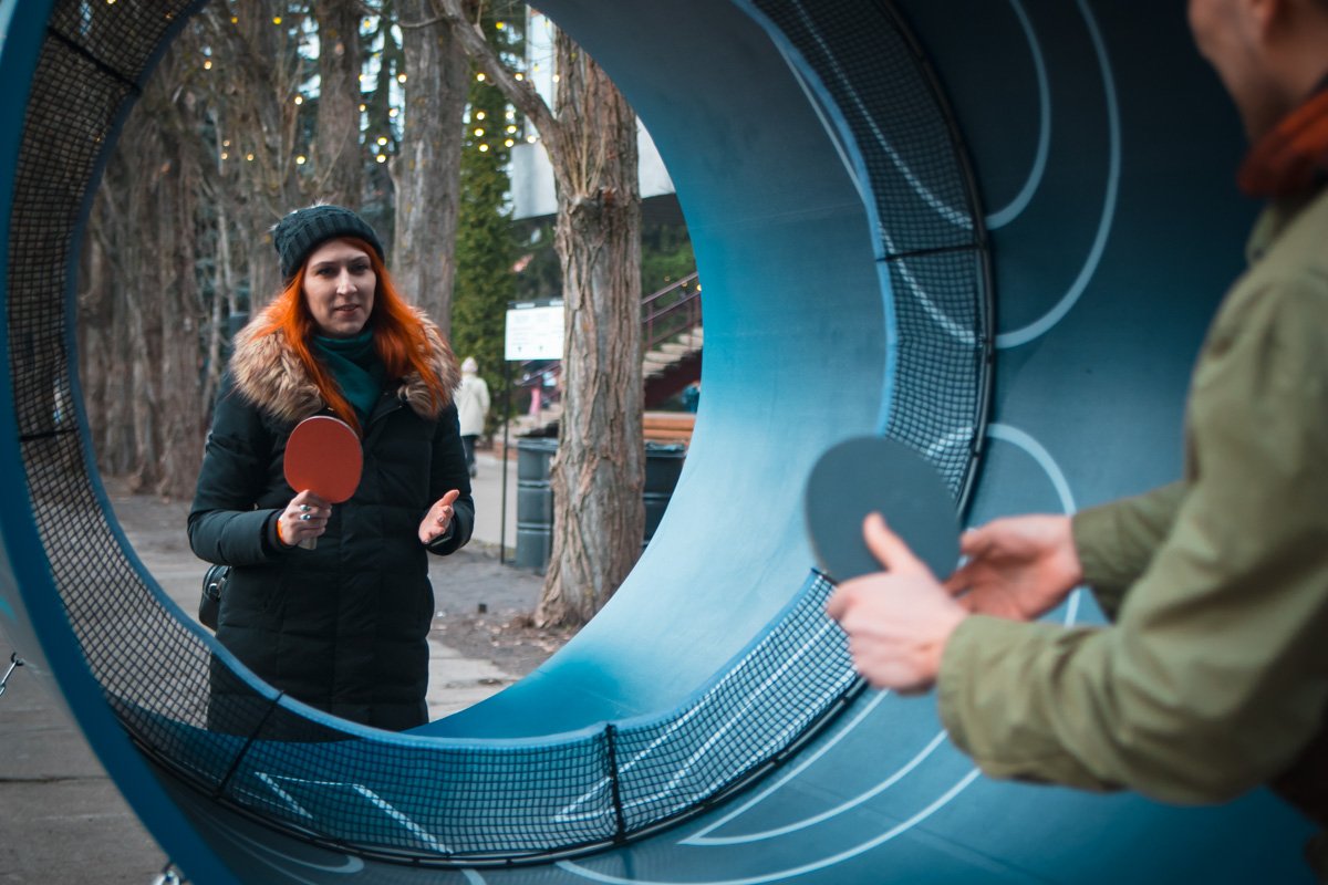На свежем воздухе можно было поиграть в настольный теннис На свежем воздухе можно было поиграть в настольный теннис