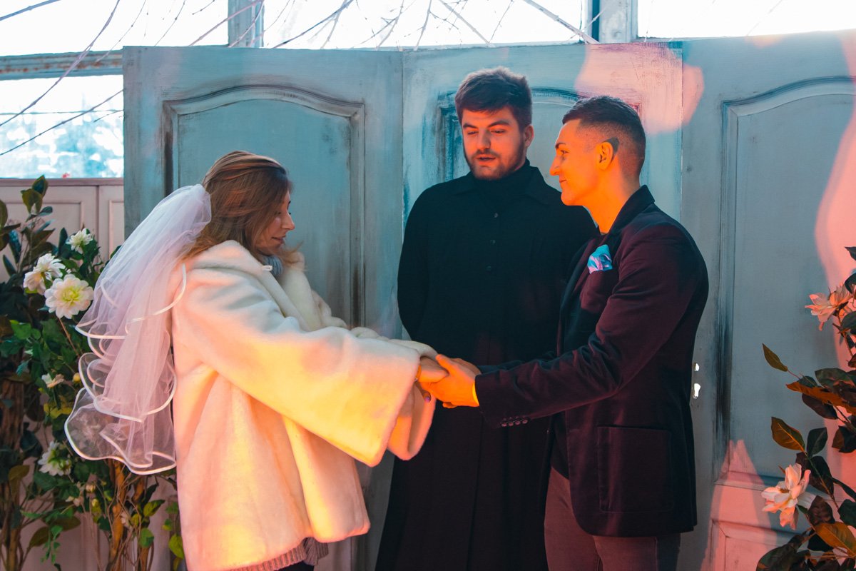 Парочки произносили клятву: парни обещали не стирать красные вещи с белыми, а девушки готовить вкусные завтраки Парочки произносили клятву: парни обещали не стирать красные вещи с белыми, а девушки готовить вкусные завтраки