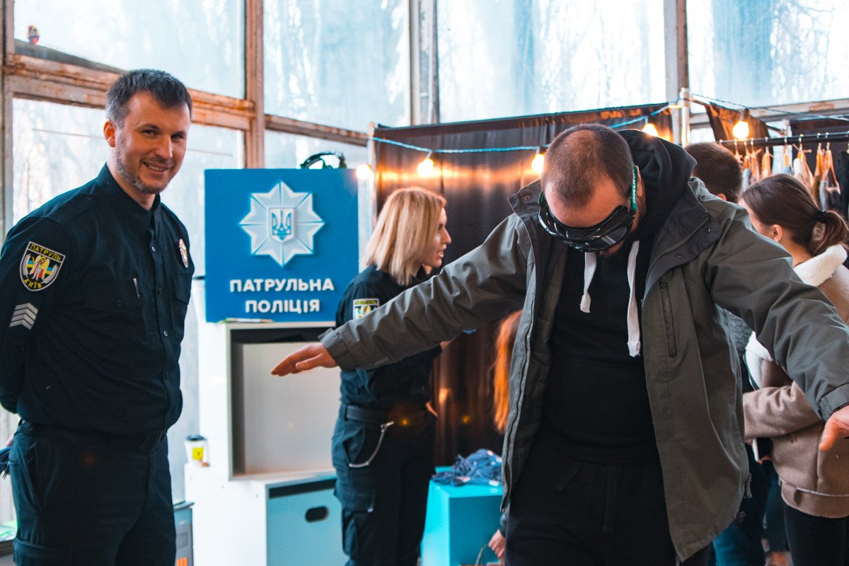 На Кураже можно было наткнуться на двух полицейских, они устроили увлекательные конкурсы для всех желающих На Кураже можно было наткнуться на двух полицейских, они устроили увлекательные конкурсы для всех желающих