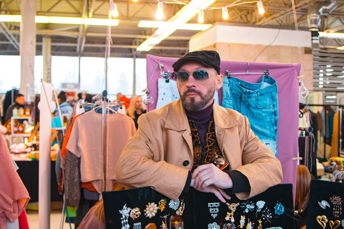 Что касается фудкортов и товаров, которые можно купить на барахолке, никаких изменений замечено не было Что касается фудкортов и товаров, которые можно купить на барахолке, никаких изменений замечено не было