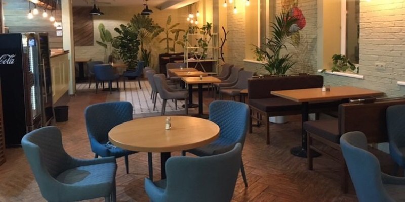 Внутри заведения стоят живые растения, а стены красиво разрисованы