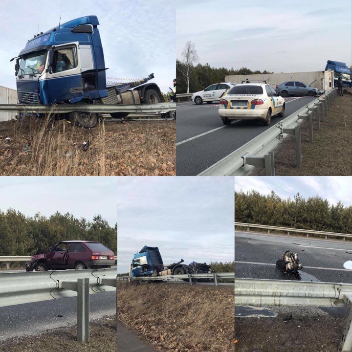 В результате ДТП фура перевернулась и перегородила проезд по трассе. Фото очевидцев В результате ДТП фура перевернулась и перегородила проезд по трассе. Фото очевидцев