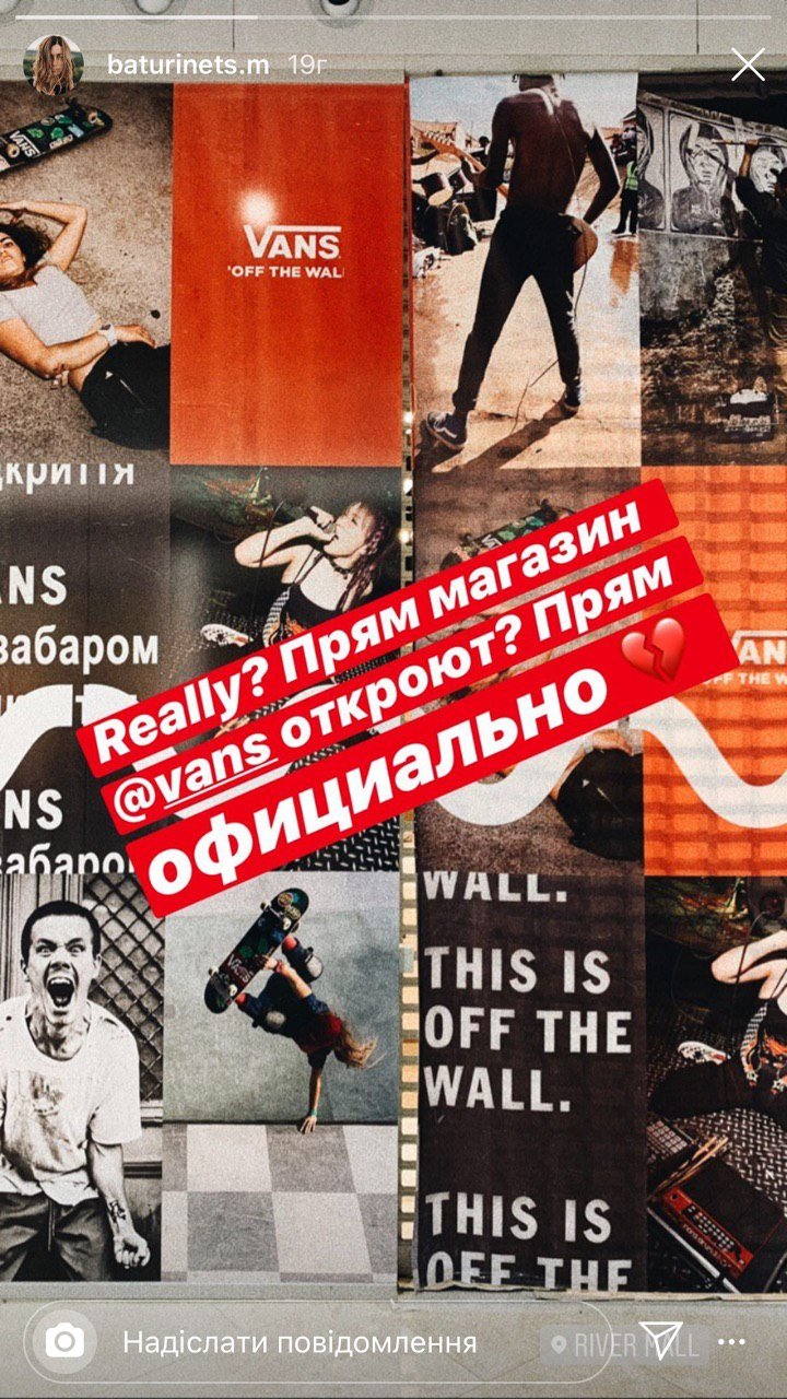 В торговом центре разместили рекламные баннеры бренда В торговом центре разместили рекламные баннеры бренда