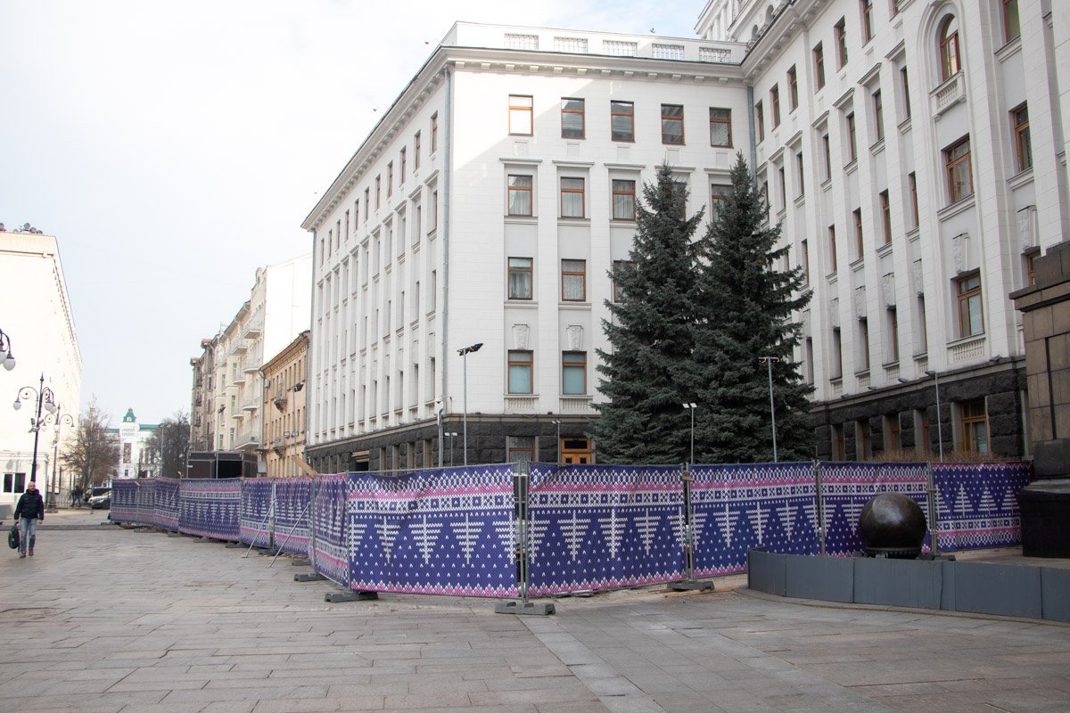 В Киеве возле Офиса президента, который находится по адресу улица Банковая, 11, закрыли бесплатный каток В Киеве возле Офиса президента, который находится по адресу улица Банковая, 11, закрыли бесплатный каток