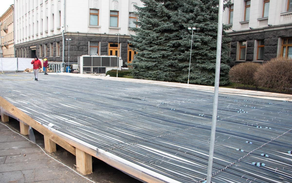 Последние несколько дней рабочие активно разбирают конструкции. Последние несколько дней рабочие активно разбирают конструкции.