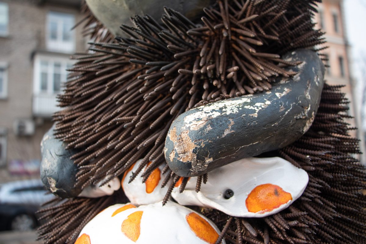 Больше всего у символа сквера на Рейтарской пострадали лапки и мордочка Больше всего у символа сквера на Рейтарской пострадали лапки и мордочка