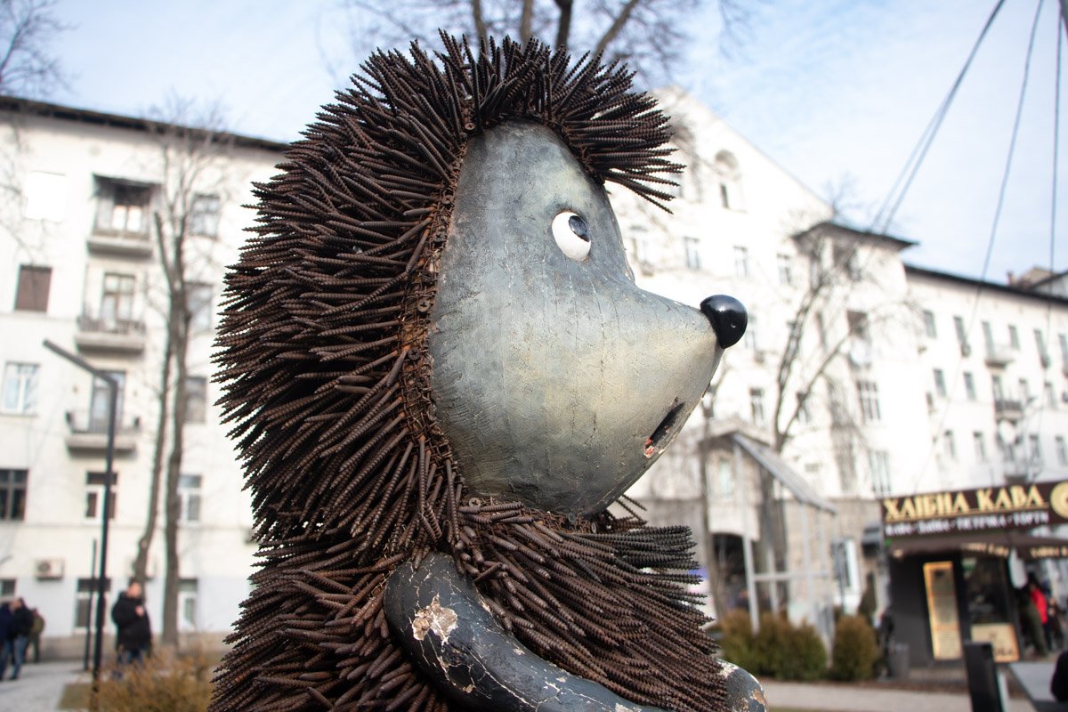 Заметно осыпалась краска, а детали из дерева потрескались Заметно осыпалась краска, а детали из дерева потрескались