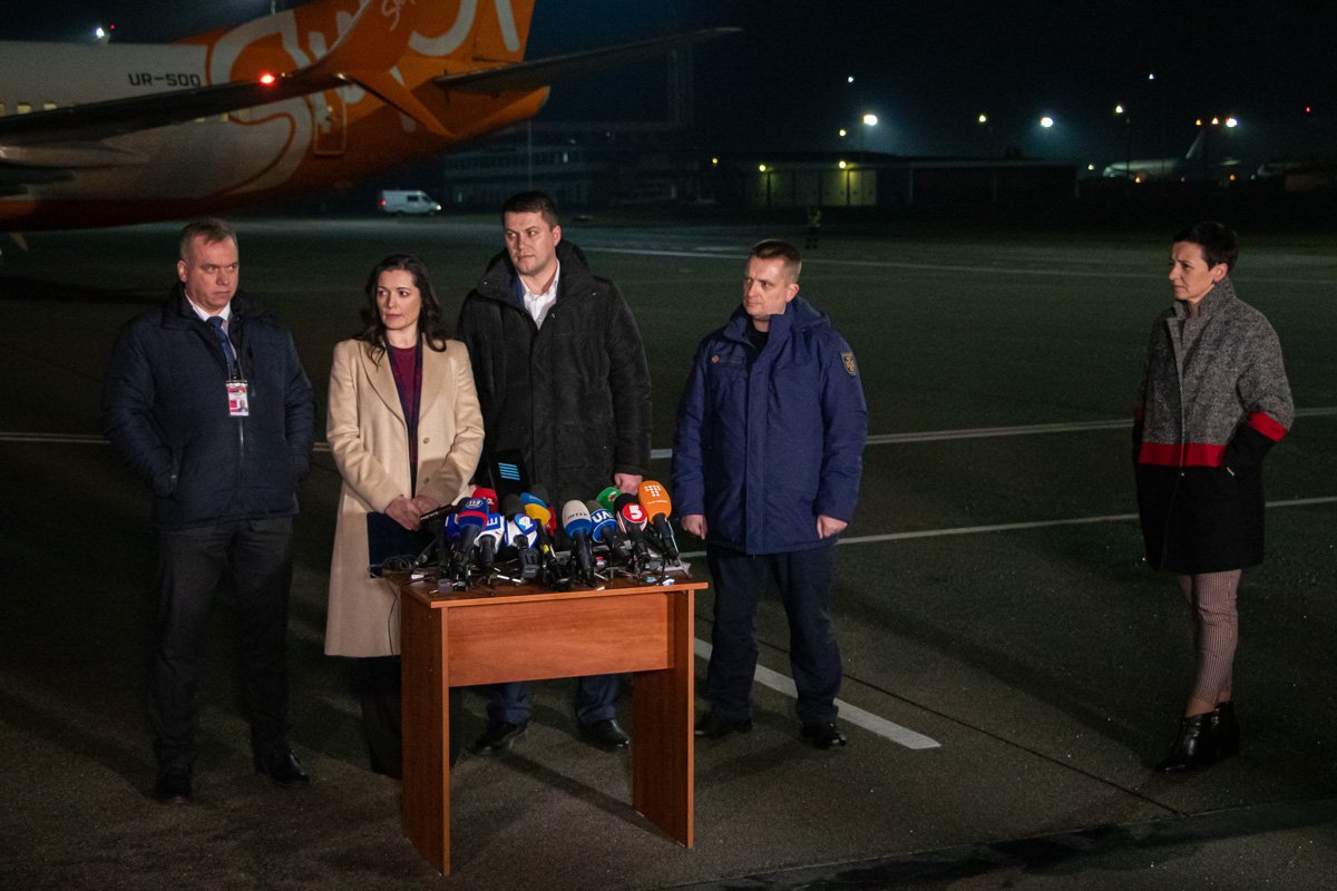 На борту самолета полетят военные, врачи и спасатели 